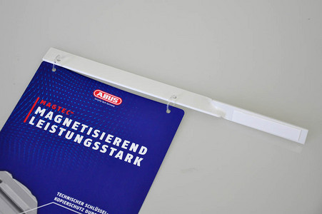 Das Bild zeigt eine Regalfahne mit Fahnenhalter aus Recycling-Material. 