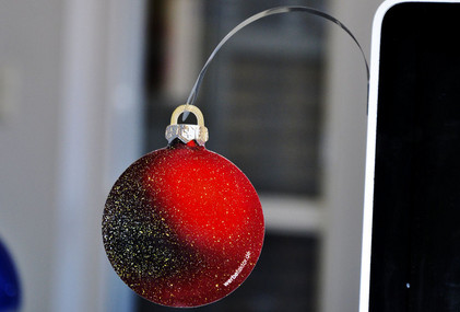 Das Bild zeigt einen Wobbler als Christbaumkugel
