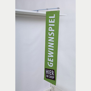Das Foto zeigt einen Fahnenhalter aus Kunststoff mit Klebestreifenbefestigung und eine Regalfahne.